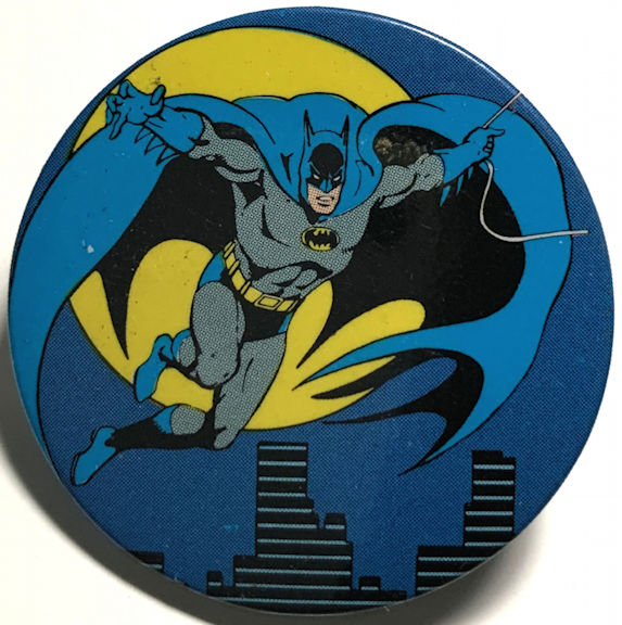 #CH590 - Rare Licensed 1982 Batman  with Flying over the City Pinback - Licensed DC Comics