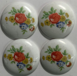 #BEADS0918 - Group of Four 18mm  Glass Cameos Picturing a Bouquet of Flowers
