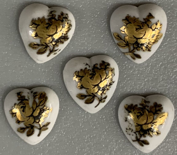 #BEADS0901 - Group of 5 Small Heart Shaped 8mm Glass Cameo with Gilded Floral Decoration